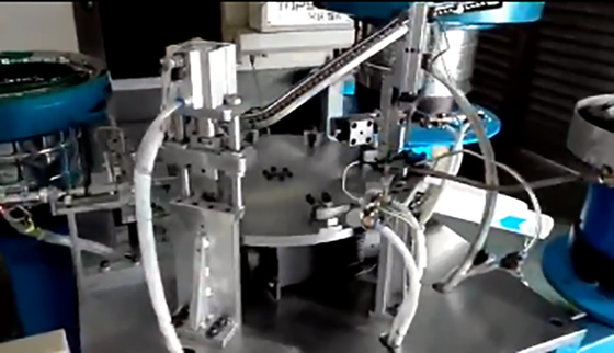 Umedecendo o equipamento automático do conjunto da dobradiça, equipamento da automatização industrial