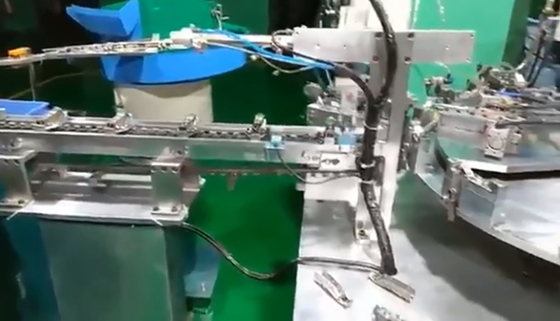 Máquina automática do conjunto do grande equipamento feito sob encomenda da automatização para a dobradiça de porta do armário